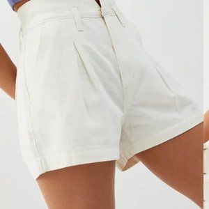 levi's womens - High Rise Jean shorts. White pleated denim-Mom Shorts | SZ 28